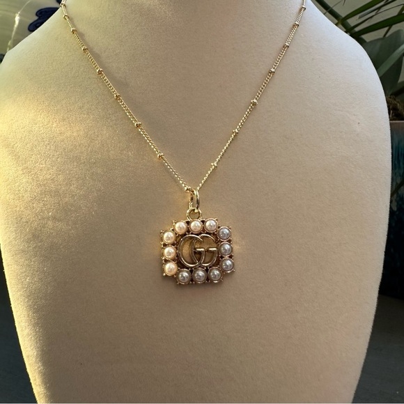 - Authentic Gucci Charm Zipper Pull Gold Tone Surrounded With Faux Pearl…Charm - Picture 4 of 5